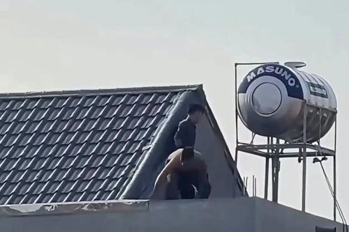 Bắt 2 kẻ cầm kiếm, cố thủ nhiều giờ trên nóc nhà ở Thanh Hóa