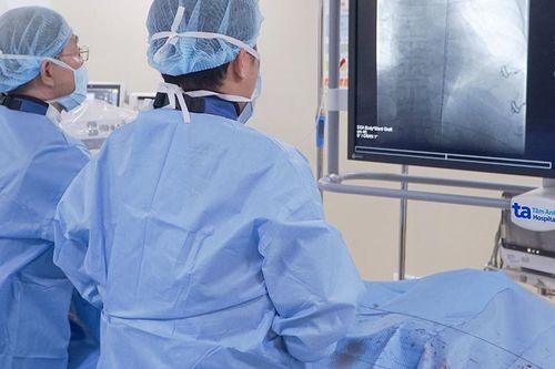 Chân sưng phù, đau nhức, người phụ nữ 51 tuổi phát hiện huyết khối chi chít trong tĩnh mạch