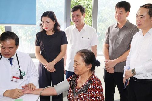Khám bệnh, sàng lọc đột quỵ và cấp thuốc miễn phí cho người dân