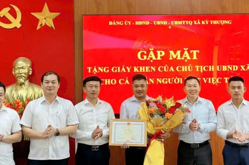 Khen thưởng người đàn ông lao xuống sông cứu người đang chới với ở Hà Tĩnh