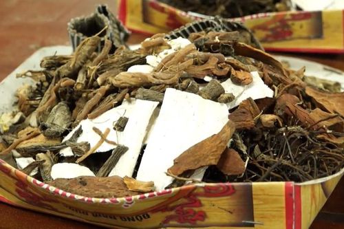 Tự dùng thuốc nam, thuốc gia truyền: Những rủi ro tiềm ẩn người dân cần biết