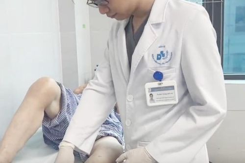 Suýt trả giá đắt vì đắp lá chữa loét chân