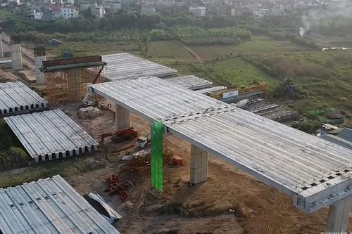 Cầu Hồng Hà gần 10.000 tỷ đồng lộ diện những nhịp dầm đầu tiên