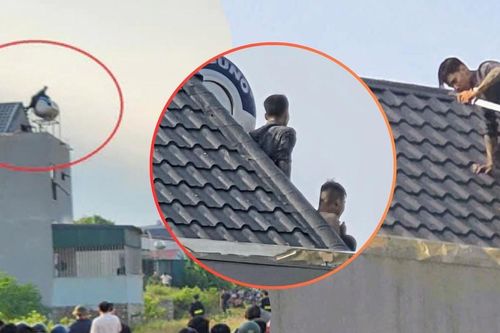 Hàng chục cảnh sát vây bắt hai người đàn ông cầm kiếm cố thủ trên nóc nhà