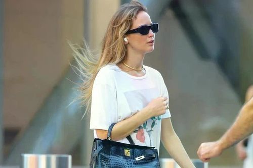 Jennifer Lawrence chứng minh áo sơ mi caro giản đơn vẫn có thể trông cực kỳ có gu