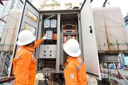 Khẩn trương xem xét phương án giảm thuế tiêu thụ đặc biệt với xăng về 0% và giảm giá điện