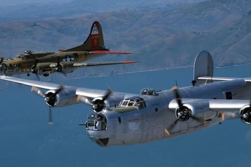 B-24 Liberator và B-17 Flying Fortress, hai oanh tạc cơ Mỹ khác nhau ra sao?