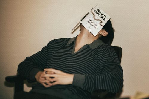 V, Jungkook (BTS) khoe sách của chủ nhân Nobel Văn học