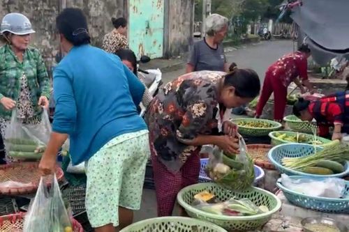 Trúng số 10 tỷ đồng, người bán rau tặng hết hàng cho bà con để về quê