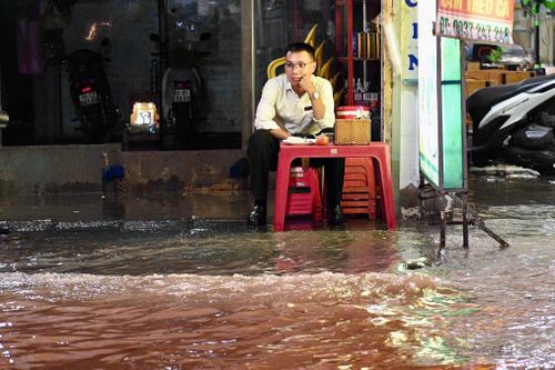 Triều cường lên cao 1,75 m, dân văn phòng TP.HCM thẫn thờ chờ nước rút