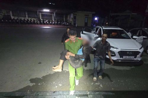 Tuyên Quang:Băng rừng, vượt suối trong đêm cứu người đàn ông hôn mê dưới vực sâu
