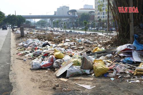 Hà Nội: Rác thải tồn đọng tại khu vực giải tỏa Đê La Thành