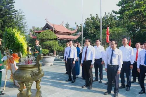 Lãnh đạo tỉnh Thái Nguyên dâng hương tri ân các bậc tiền bối cách mạng và Anh hùng liệt sĩ