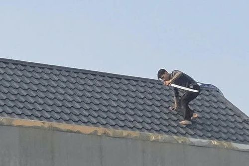 Đã bắt được hai đối tượng cầm kiếm cố thủ trên mái nhà ở Thanh Hoá