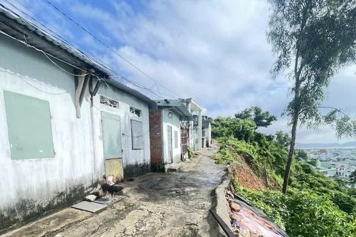 Gia Lai: Thấp thỏm dưới chân núi sạt lở, hàng trăm hộ dân mong ngày an cư