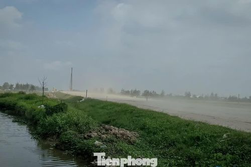 Bụi mịt mù trên công trường cao tốc Ninh Bình - Hải Phòng, người dân 'lĩnh đủ'