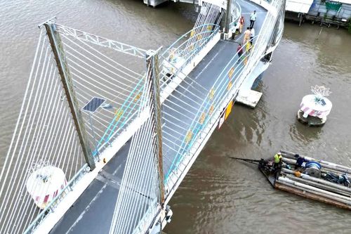 Cận cảnh cầu dây văng bị sà lan đâm lệch nhịp ở Cà Mau