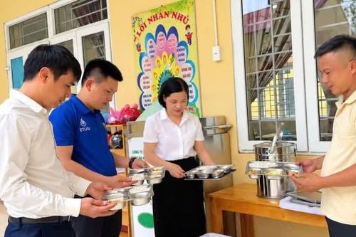 Vụ nhiều học sinh ở Thái Nguyên bất thường về sức khỏe: Cấp lại nước uống cho học sinh