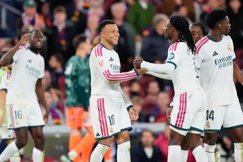 La Liga điều tra vụ Camavinga bị fan Barca vung cột cờ tấn công