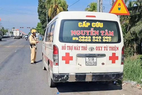 Tạm giữ xe cứu thương '4 không'