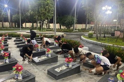 Công an đưa gần 20 thanh thiếu niên chuẩn bị đánh nhau đến chăm sóc mộ liệt sĩ
