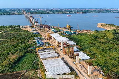 Cầu Hồng Hà lộ hình hài sau một năm thi công