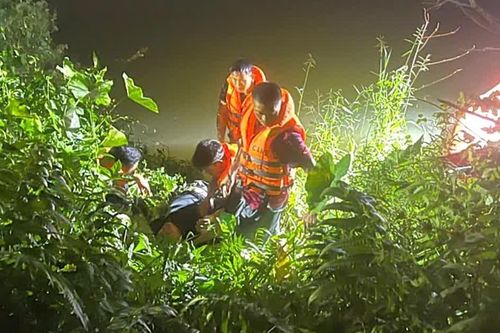 Cứu sống nam thanh niên gặp nạn dưới sông Hương
