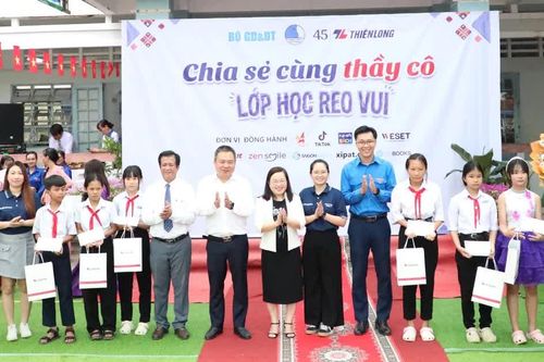 'Lớp học reo vui' tri ân thầy cô, tiếp sức học sinh khó khăn