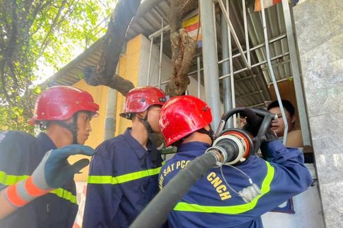 Giải cứu thanh niên bị hàng rào sắt đâm xuyên bàn tay