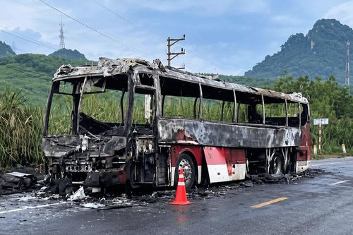Xe khách bất ngờ bốc cháy, 23 du khách Trung Quốc thoát nạn