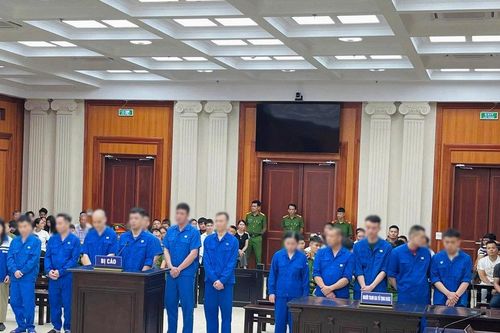 Buôn lậu qua cửa khẩu, 13 bị cáo hầu tòa