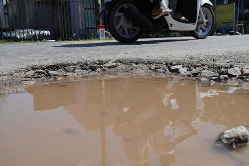 Cảnh khiến người đi đường lắc đầu ngán ngẩm trên Quốc lộ 80