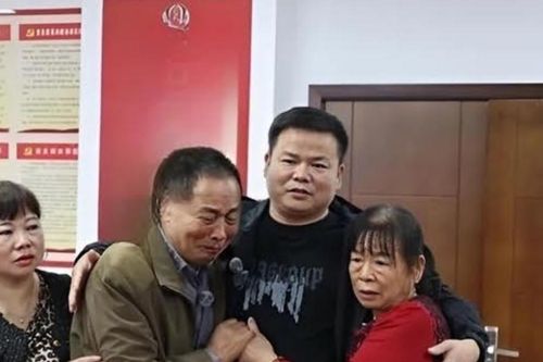 37 năm rong ruổi tìm con mất tích, vợ chồng già bật khóc ngày đoàn tụ
