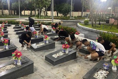 Công an đưa 20 thiếu niên chuẩn bị đánh nhau đi nhổ cỏ, quét dọn nghĩa trang liệt sĩ