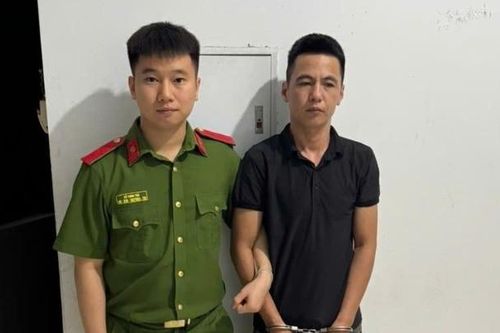 Phụ xe cầm gậy bóng chày đánh gãy tay tài xế ô tô