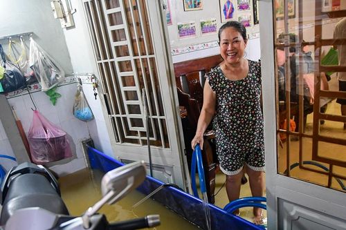 Nước từ dưới cống trào lên, tràn từ ngõ hẻm vào nhà dân ở TPHCM