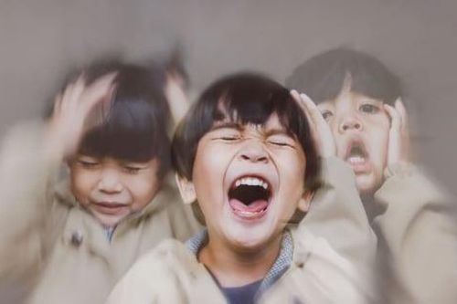 Con mất kiểm soát cảm xúc, cha mẹ nên dỗ dành hay phớt lờ?