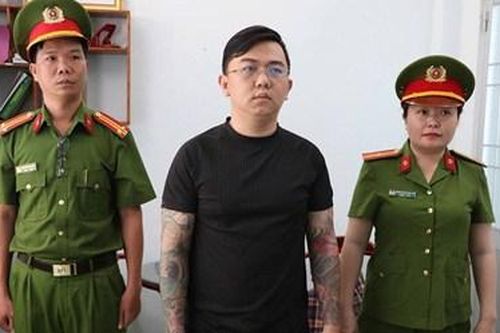 Phê chuẩn khởi tố, bắt tạm giam đối tượng tấn công người đi đường