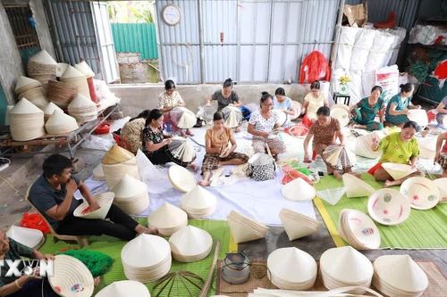 Nón lá Xuân Lộc: Giữ nghề truyền thống, tạo sinh kế bền vững