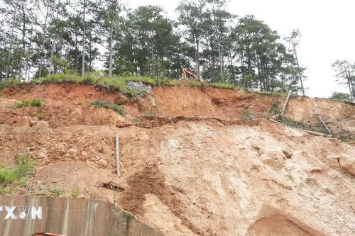 Lâm Đồng: Gấp rút khắc phục sạt lở trên đèo Prenn, bảo đảm an toàn giao thông