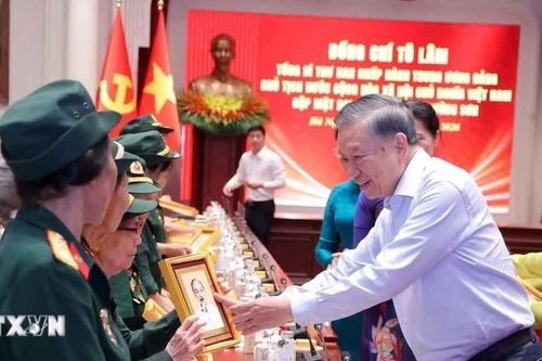 Tổng Bí thư, Chủ tịch nước Tô Lâm gặp mặt Đại đội nữ lái xe Trường Sơn