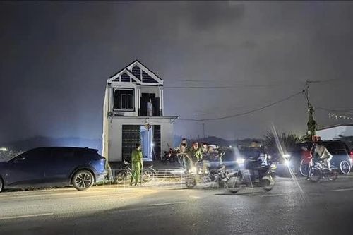 Bắt giữ hai đối tượng cầm hung khí cố thủ trên mái nhà