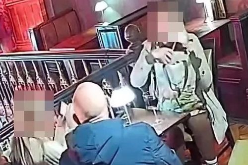 Camera ghi lại hành động xấu xí của người phụ nữ trong quán bar