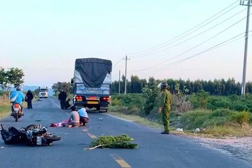 Va chạm xe tải trên đường, 2 người đi xe máy tử vong thương tâm
