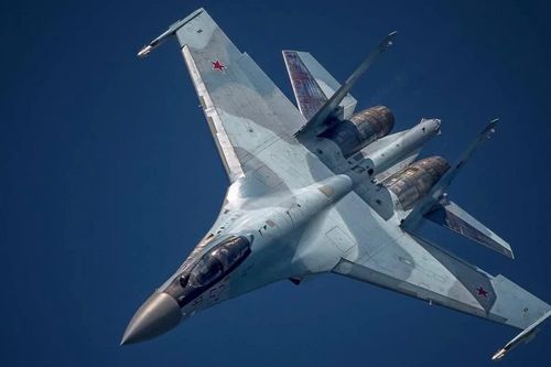 Oanh tạc cơ Nga bay hơn 13 giờ gần Alaska, tiêm kích Su-35 hộ tống