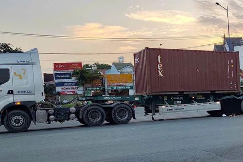 Đi đón con, người phụ nữ bị xe container cán tử vong
