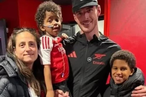 Dàn sao Arsenal chung tay giúp cậu bé 4 tuổi chiến đấu với ung thư