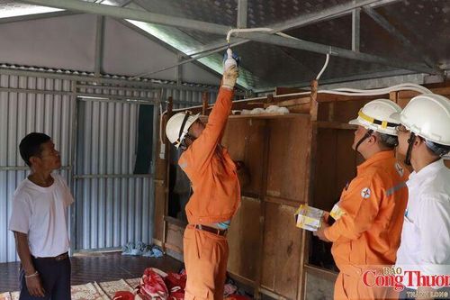 Điện lưới quốc gia đến với 100% hộ dân bản Lòm - K. Chăm