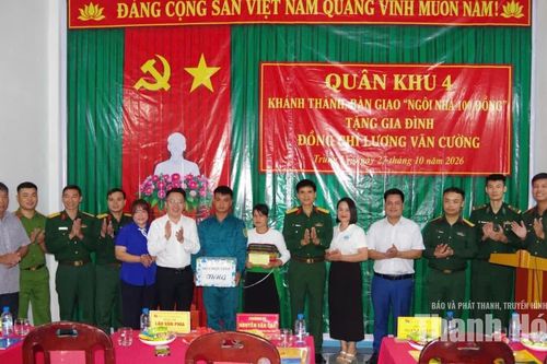 Bàn giao “Ngôi nhà 100 đồng” cho tiểu đội trưởng có hoàn cảnh khó khăn