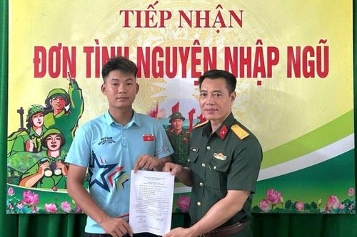 Bắc Ninh: Nhiều thanh niên hăng hái viết đơn tình nguyện nhập ngũ